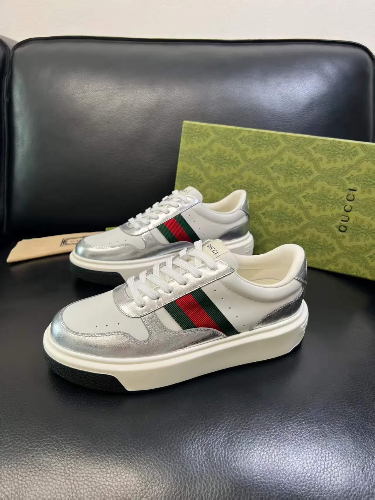P460 new men's shoes GUCCI [Lightning] latest shoes are shipped. Original quality, fashionable and trendy, using special materials and brand new packaging inside the net. The foot feels super comfortable and the workmanship is impeccable. Size: 38-45
